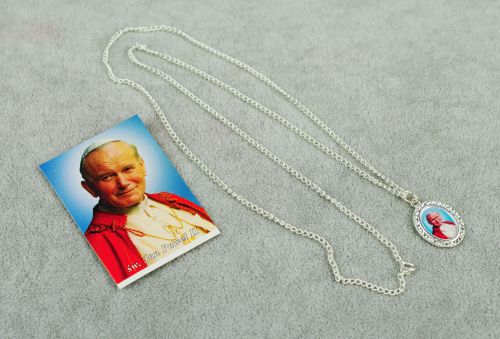 Łańcuszek z medalikiem Świętego Jana Pawła II
